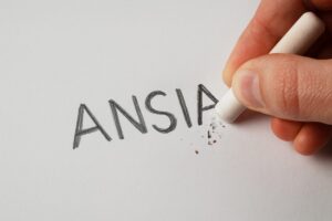 Mano che cancella la scritta "Ansia"