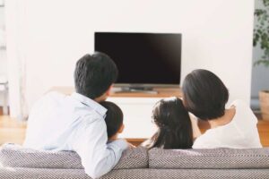 Famiglia che guarda la tv