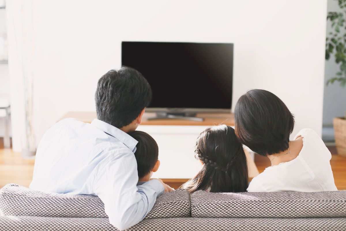 Famiglia che guarda la tv