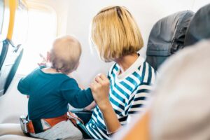 mamma e neonato che guardano dal finestrino
