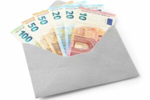 busta piena di banconote in euro