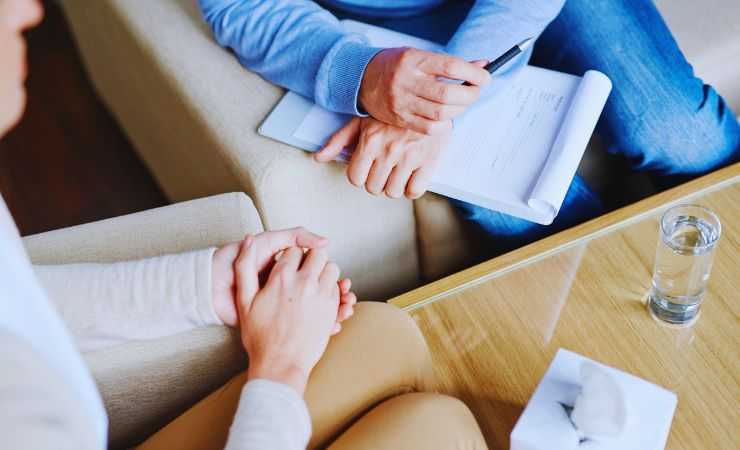 persona parla con lo psicologo