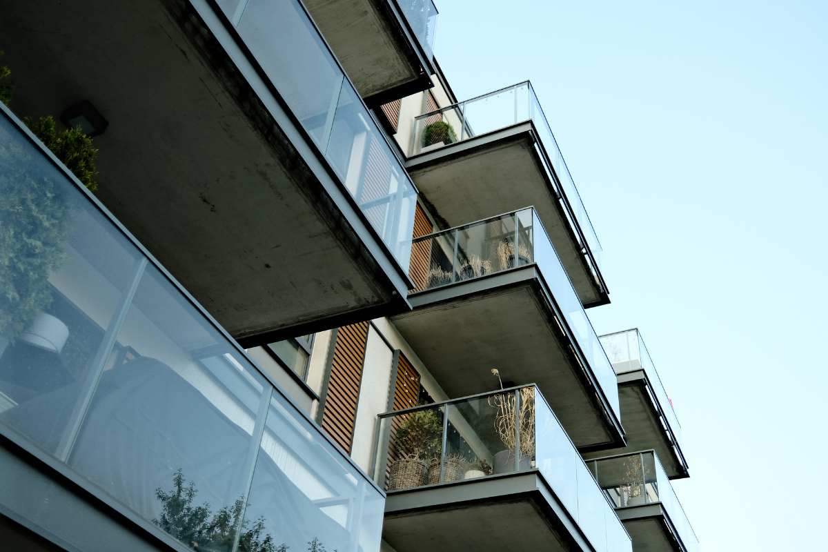edificio con balconi sulla strada